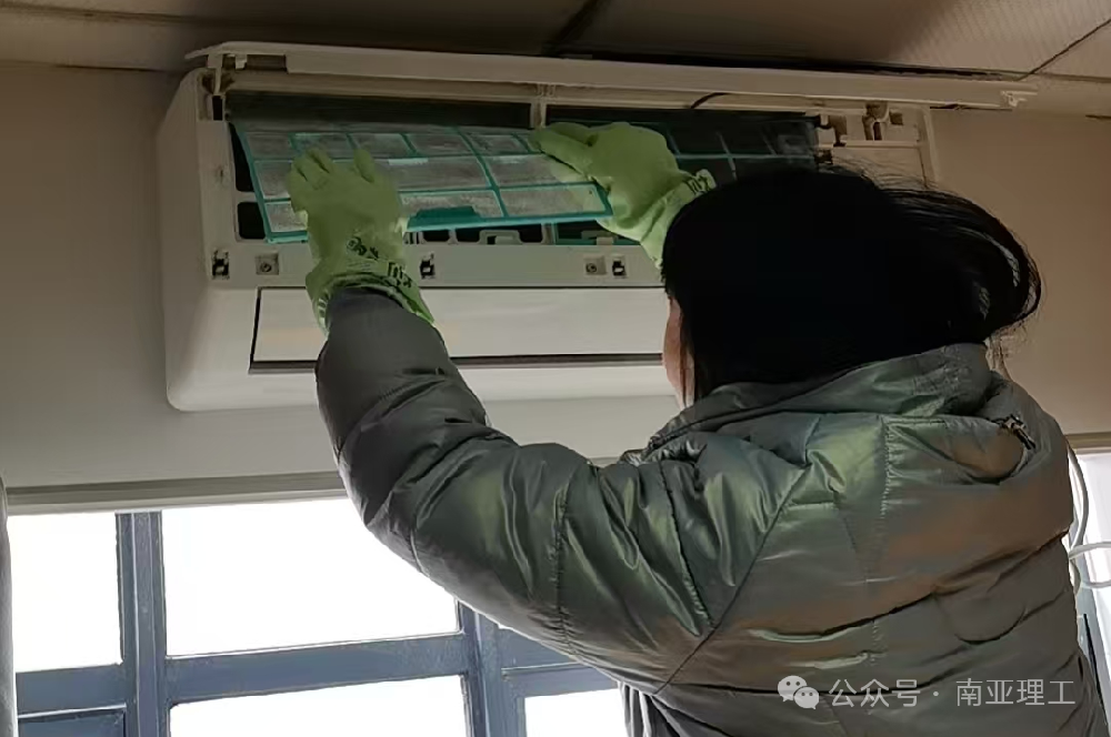 合肥南亚理工技工学校开展春节前宿舍扫尘活动